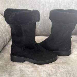 Black Winter Boots with Mid-Calf Height and Sturdy Soles